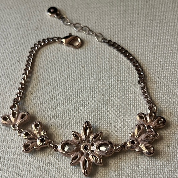 Elegant Floral Crystal Bracelet - Picture 5 of 5